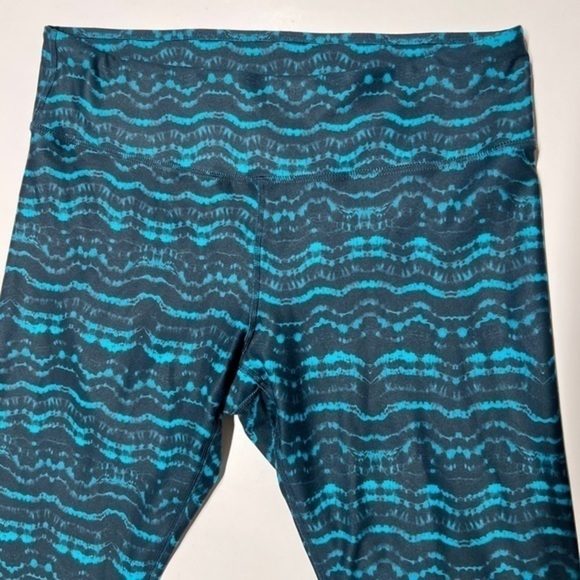 Fabletics Tidal Print Power Hold Cropped Green Blue Leggings Medium - Picture 7 of 8